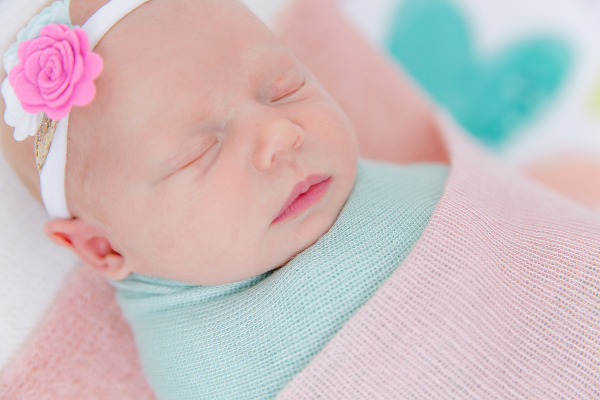 cestinho de newborn fundo de coracao bebe enrolado no wrap  newborn de menina  bebe galega flash bebe de bruco ensaio newborn em estudio newborn em santos newborn na baixada jo e le farah