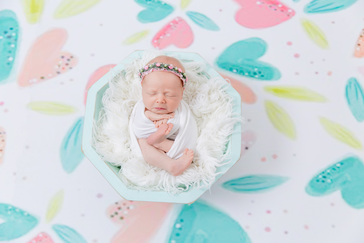 cestinho de newborn fundo de coracao bebe enrolado no wrap  newborn de menina  bebe galega flash bebe de bruco ensaio newborn em estudio newborn em santos newborn na baixada jo e le farah