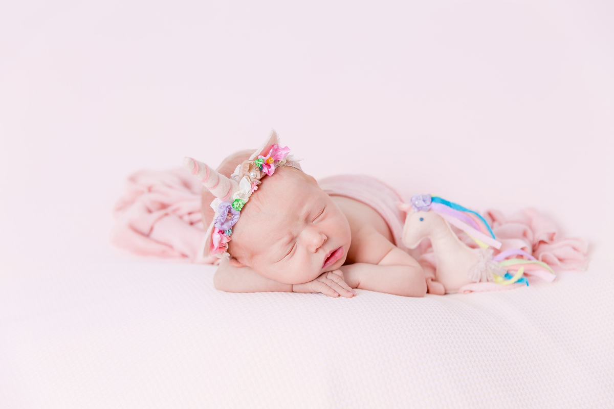 bebe pose do bracinho unicornio manta rosa tiara de unicornio bebe galega flash bebe de bruço ensaio newborn em estudio newborn em santos newborn na baixada estudio newborn em santos 