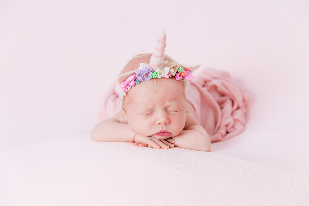 bebe pose do bracinho unicornio manta rosa tiara de unicornio bebe galega flash bebe de bruço ensaio newborn em estudio newborn em 