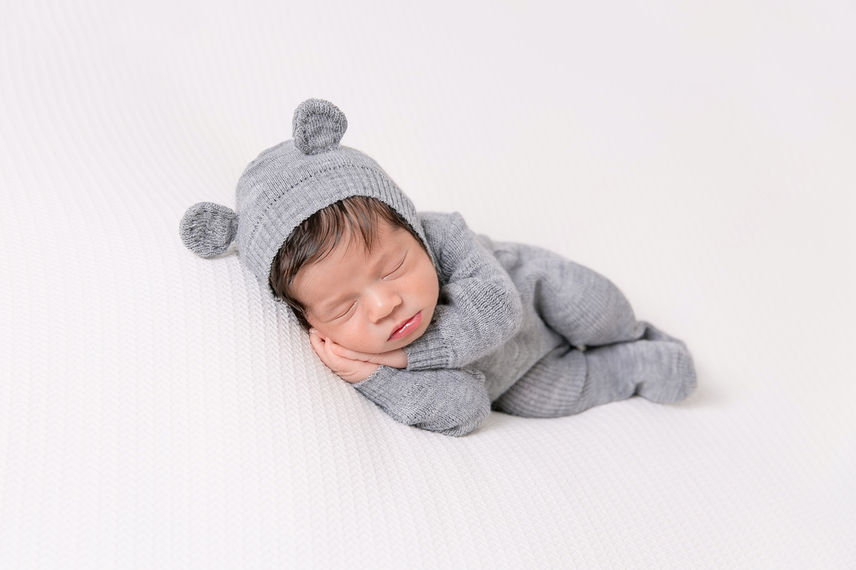newborn de menino, roupinha de ursinho, pose de ladinho, manta perfeita, manta lisa, bebe cabeludo newborn de menino, newborn em santos, fotografos da baixada santinta. fotografia newborn