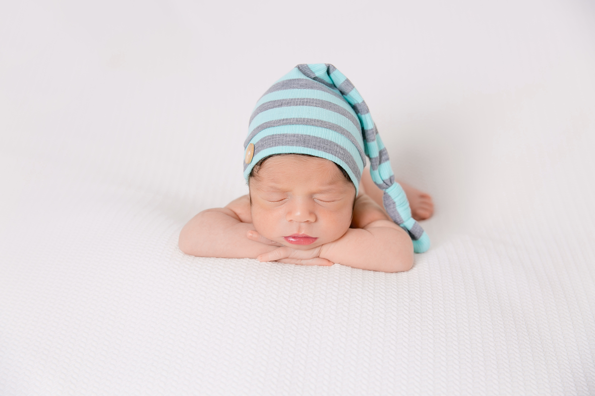 pose perfeita de newborn ,  manta perfeita, manta lisa, bebe cabeludo newborn de menino, newborn em santos, fotografos da baixada santinta. fotografia newborn