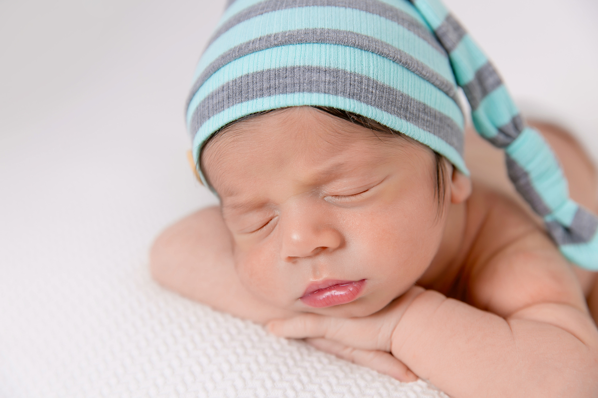 pose perfeita de newborn ,  manta perfeita, manta lisa, bebe cabeludo newborn de menino, newborn em santos, fotografos da baixada santinta. fotografia newborn