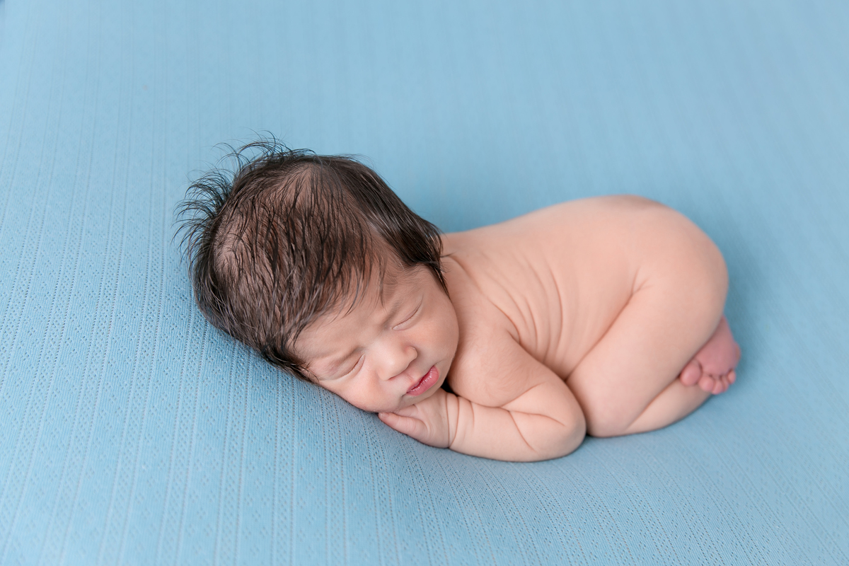 ensaio newborn menino bebe com  manta azul, pose de bundinha , bebe peladinho newborn em santos newborn na baixada melhores fotografos de santos 