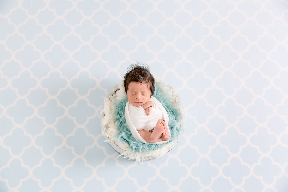 bebe enrolado no warp , dois tons de pelo , newborn de bebe cabeludo newborn em santos newborn na baixada melhores fotografos de santos 