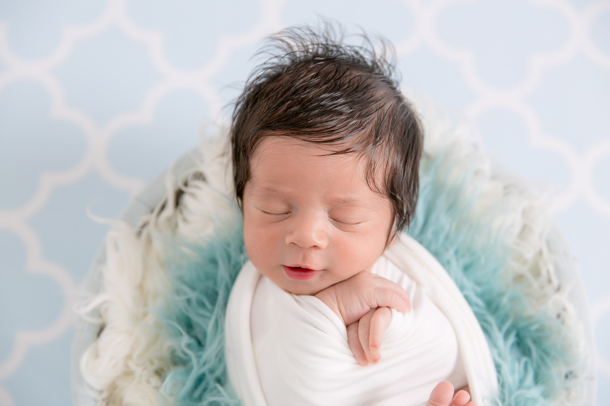 bebe enrolado no warp , dois tons de pelo , newborn de bebe cabeludo newborn em santos newborn na baixada melhores fotografos de santos 