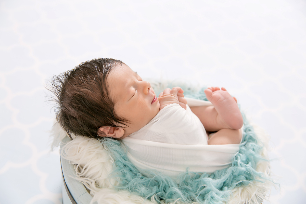 bebe enrolado no warp , dois tons de pelo , newborn de bebe cabeludo newborn em santos newborn na baixada melhores fotografos de santos 
