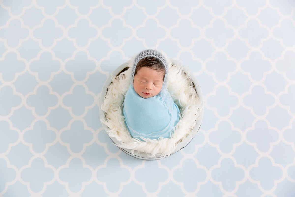 bebe enrolado no warp , bebe de toquinha , toquinha de mohair dois tons de pelo , newborn de bebe cabeludo newborn em santos newborn na baixada melhores fotografos de santos 