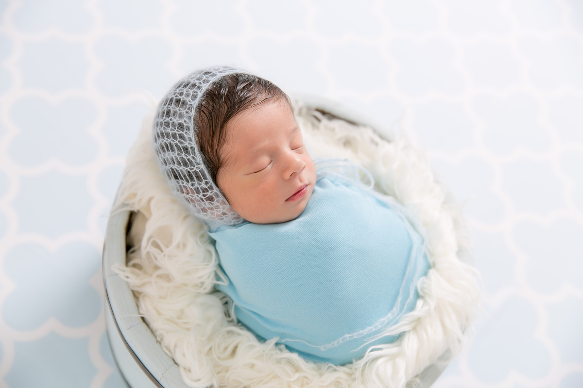 bebe enrolado no warp , bebe de toquinha , toquinha de mohair dois tons de pelo , newborn de bebe cabeludo newborn em santos newborn na baixada melhores fotografos de santos 