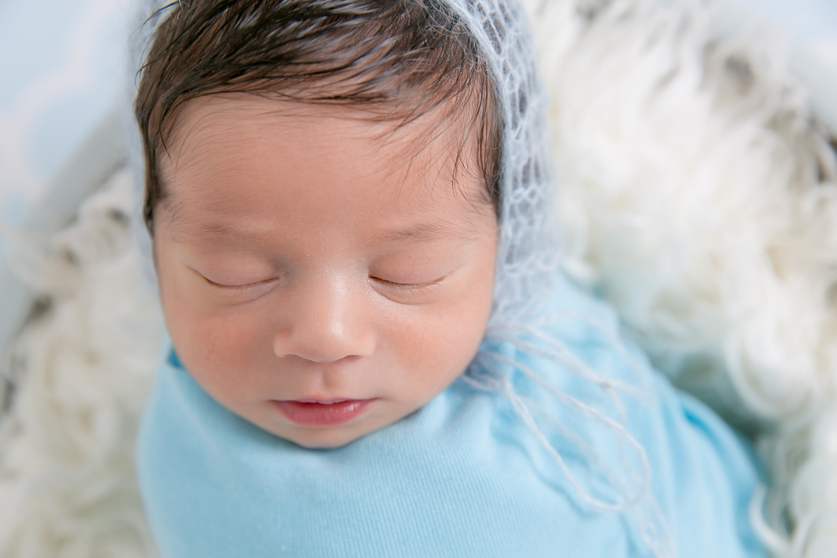 bebe enrolado no warp . detalhe , variação de angulo, bebe de toquinha , toquinha de mohair dois tons de pelo , newborn de bebe cabeludo newborn em santos newborn na baixada melhores fotografos de santos 