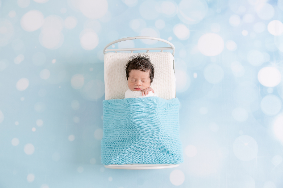 bebe enrolado no warp , bebe na caminha , caminha de newborn  , to , newborn de bebe cabeludo newborn em santos newborn na baixada melhores fotografos de santos 