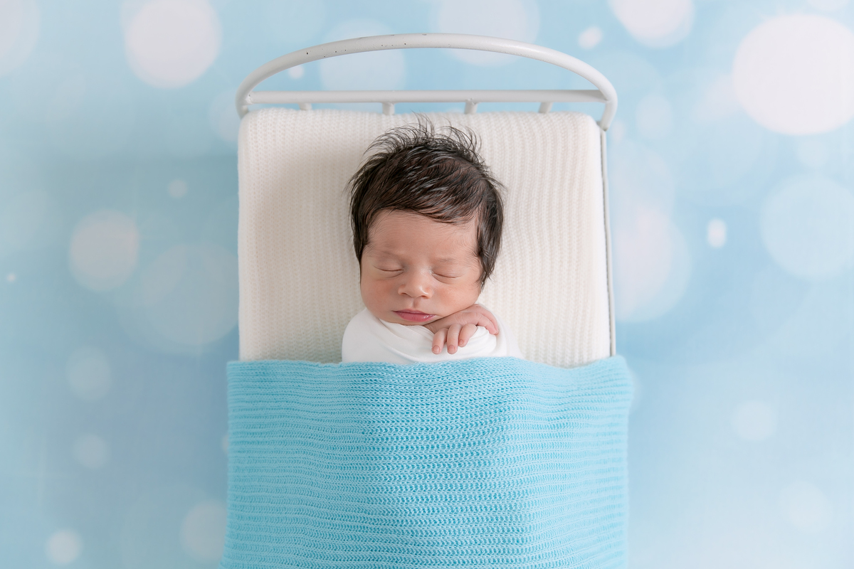 bebe enrolado no warp , bebe na caminha , caminha de newborn  , to , newborn de bebe cabeludo newborn em santos newborn na baixada melhores fotografos de santos 