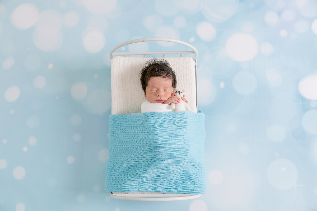 bebe segurando ursinho ,bebe enrolado no warp , bebe na caminha , caminha de newborn  ,  newborn de bebe cabeludo santos 