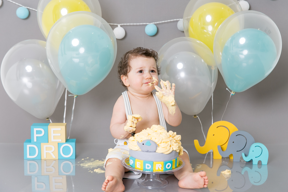 ensaio smash the cake tema elefantinhos, azul tifany , amarelo e cinza . decoração clean , bebe menino, smash the cake , um ainho do bebe. bolo de elefantinho fotografas em santos, especialistas em fotografia em santos, baixada santista ,emoçao nas fotos