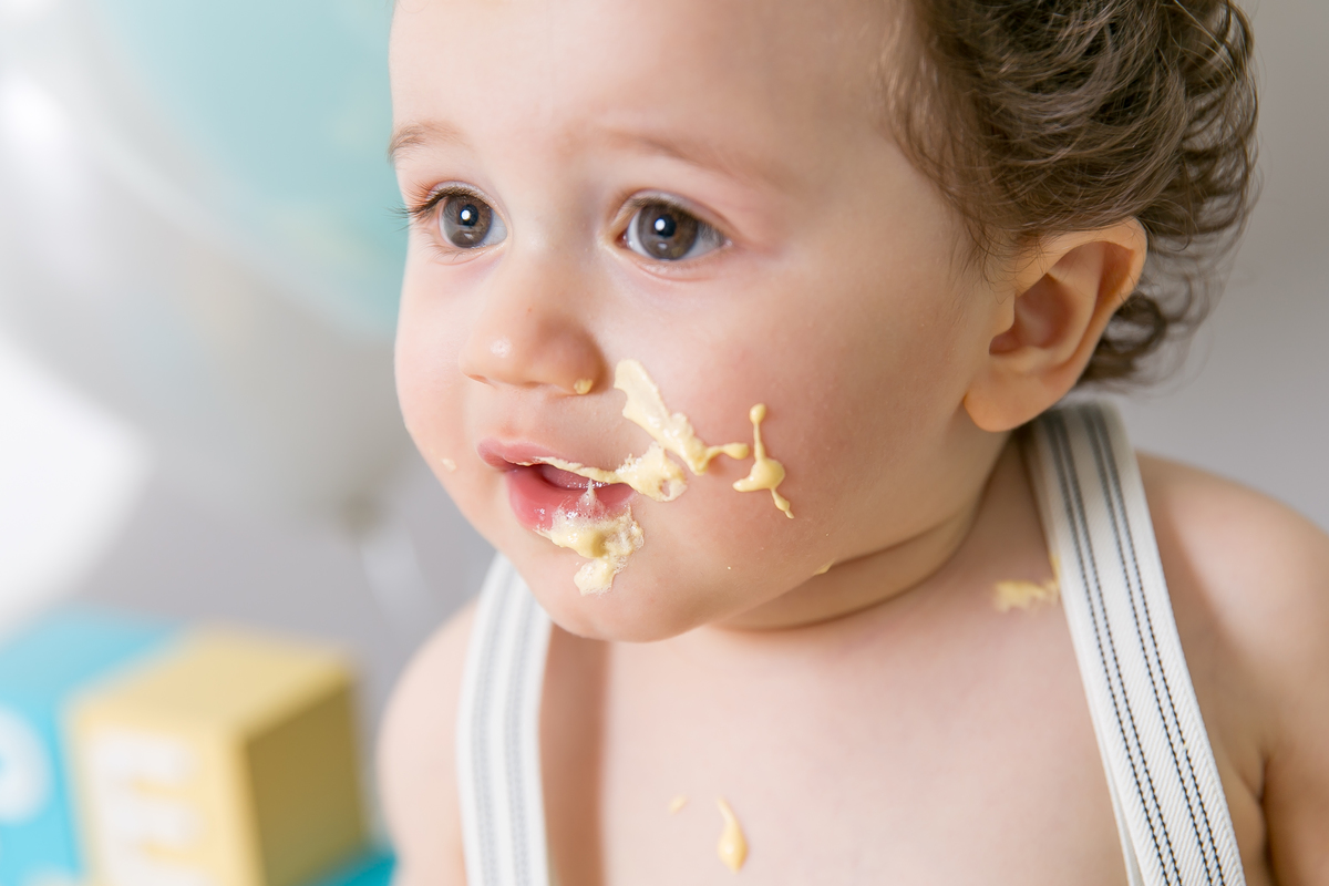 ensaio smash the cake tema elefantinhos, azul tifany , amarelo e cinza . decoração clean , bebe menino, smash the cake , um ainho do bebe. bolo de elefantinho fotografas em santos, especialistas em fotografia em santos, baixada santista ,emoçao nas fotos