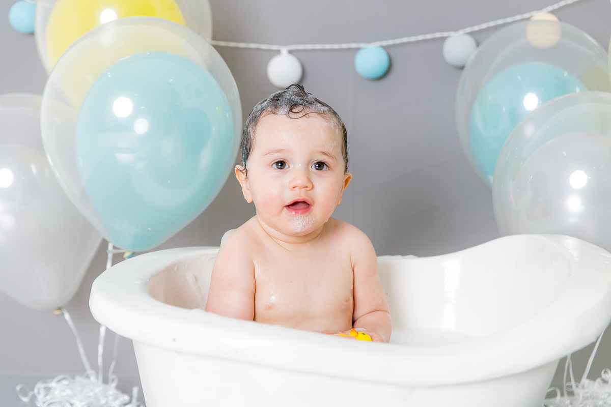 ensaio smash the cake tema elefantinhos, azul tifany , amarelo e cinza , hora do banho. decoração clean , bebe menino, smash the cake , um ainho do bebe.fotografas em santos, especialistas em fotografia em santos, baixada santista ,emoçao nas fotos