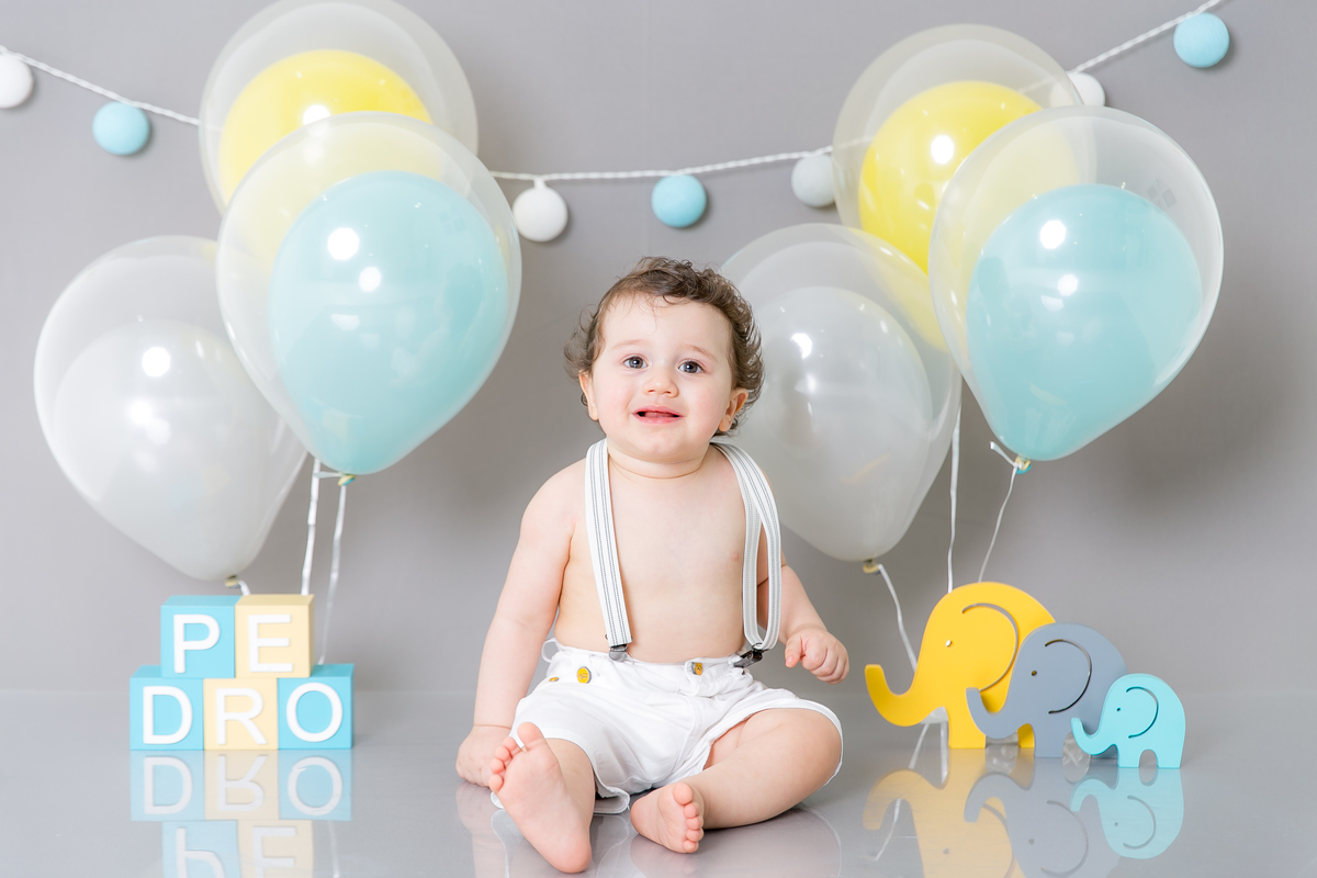 ensaio smash the cake tema elefantinhos, azul tifany , amarelo e cinza . decoração clean , bebe menino, smash the cake , um ainho do bebe. fotografas em santos, especialistas em fotografia em santos, baixada santista ,emoçao nas fotos