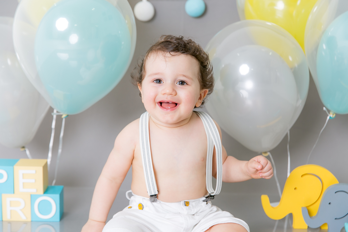 ensaio smash the cake tema elefantinhos, azul tifany , amarelo e cinza . decoração clean , bebe menino, smash the cake , um ainho do bebe. fotografas em santos, especialistas em fotografia em santos, baixada santista ,emoçao nas fotos