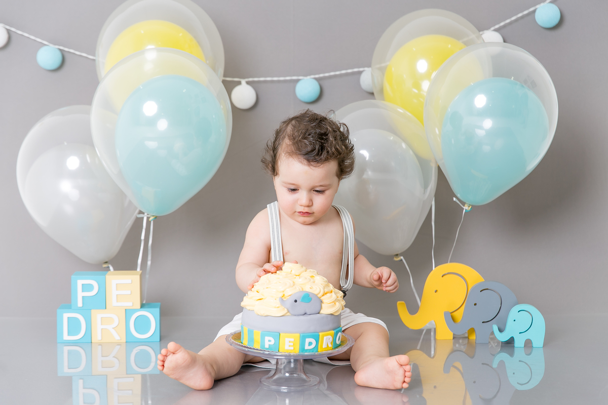 ensaio smash the cake tema elefantinhos, azul tifany , amarelo e cinza . decoração clean , bebe menino, smash the cake , um ainho do bebe. bolo de elefantinho fotografas em santos, especialistas em fotografia em santos, baixada santista ,emoçao nas fotos