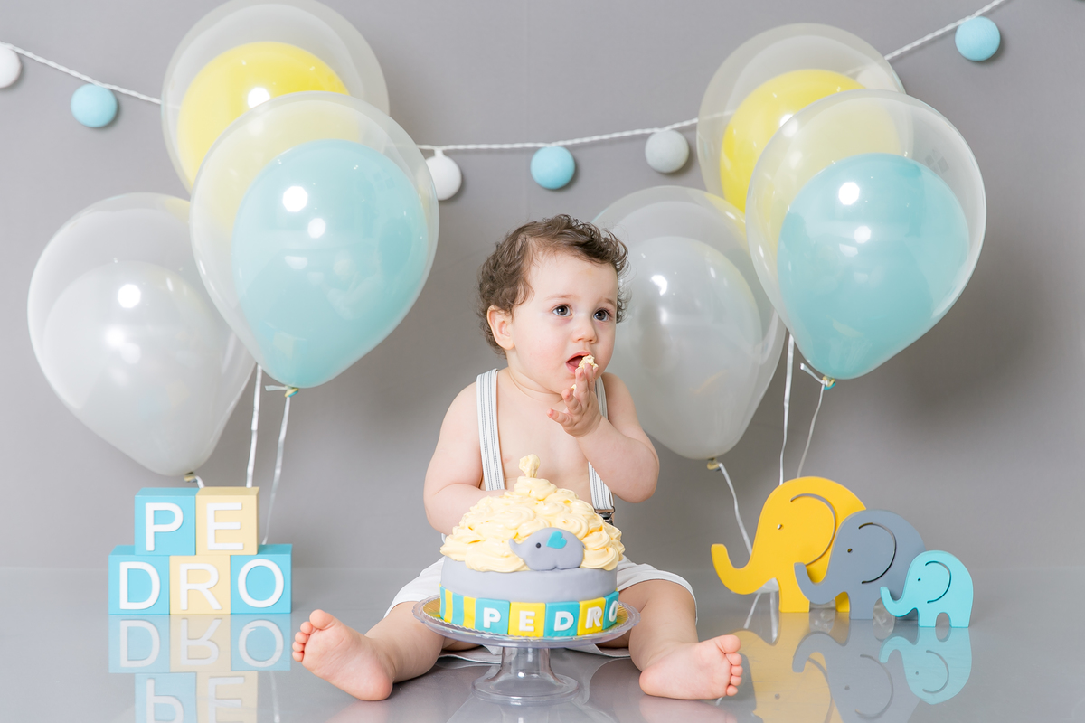 ensaio smash the cake tema elefantinhos, azul tifany , amarelo e cinza . decoração clean , bebe menino, smash the cake , um ainho do bebe. bolo de elefantinho fotografas em santos, especialistas em fotografia em santos, baixada santista ,emoçao nas fotos