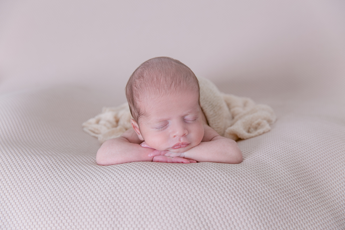 Newborn de gêmeos , gêmeos idênticos, Newborn com segurança,  , newborn em santos, fotografas de santos, newborn na baixada santista, especialistas em newborn , ensaio no estúdio, bebe na pose de bracinho , fusão de imagem , manda lisinha