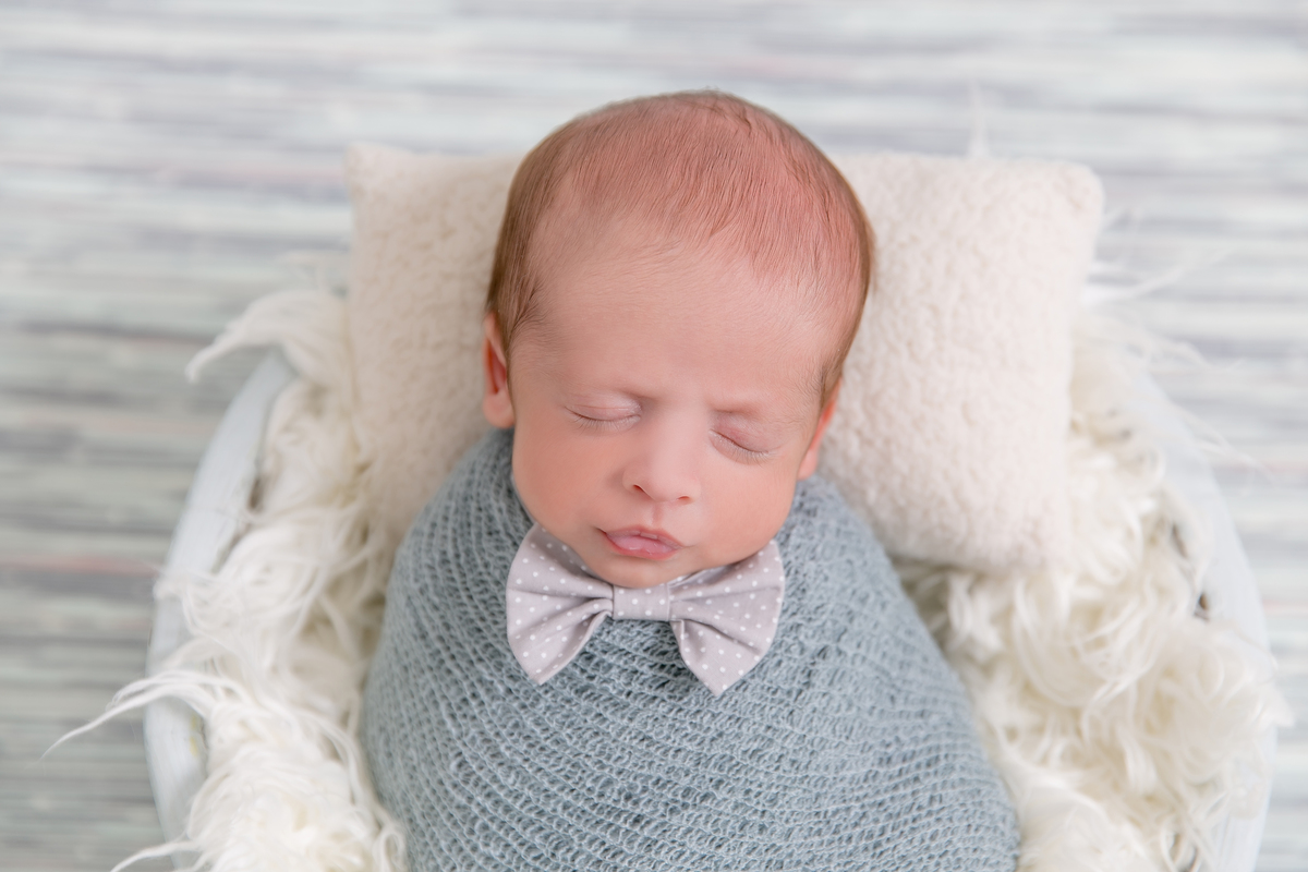 Newborn de gêmeos , gêmeos idênticos, Newborn com segurança, gemeos enrolados no warp , bebe de gravata , newborn em santos, fotografas de santos, newborn na baixada santista, especialistas em newborn , ensaio no estúdio, 