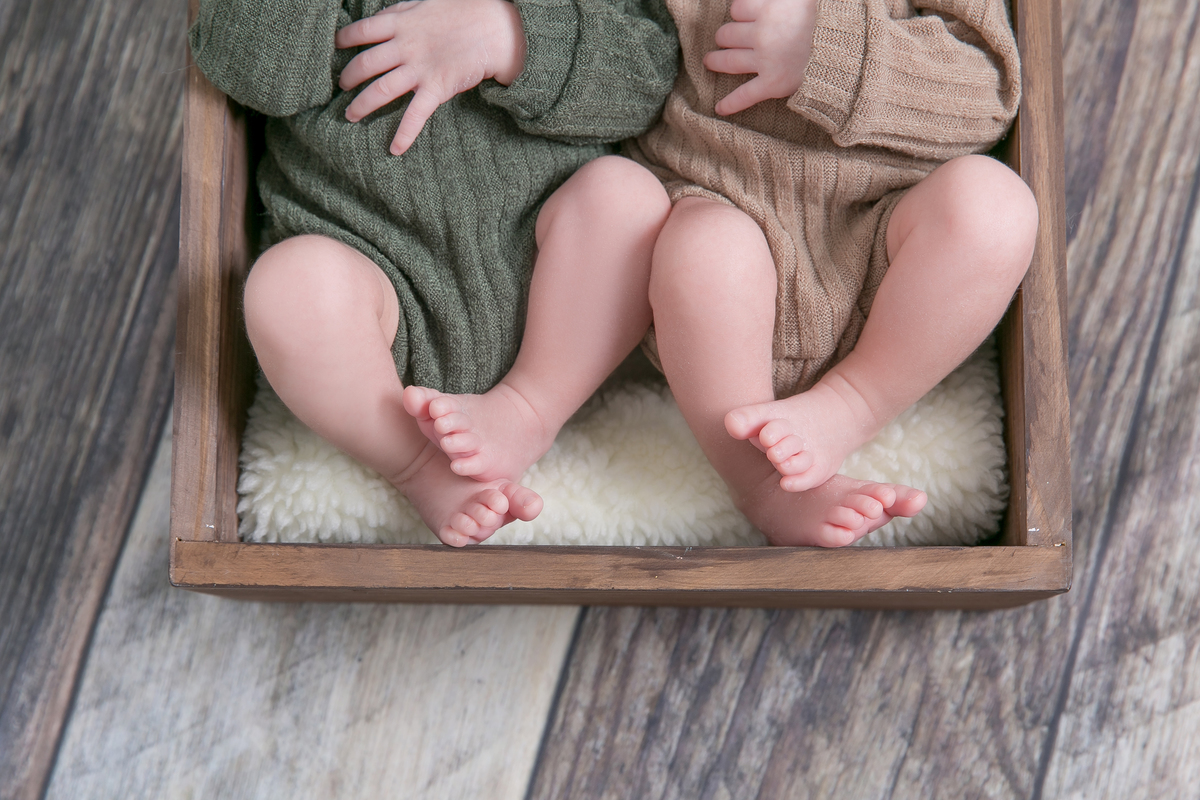 Newborn de gêmeos , gêmeos idênticos, Newborn com segurança,  , newborn em santos, fotografas de santos, newborn na baixada santista, especialistas em newborn , ensaio no estúdio, gemeos abraçados , gemeos na caixinha ,