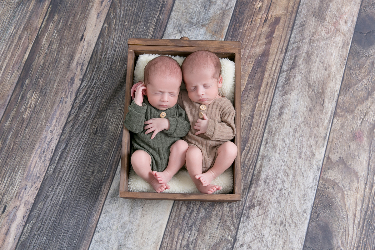 Newborn de gêmeos , gêmeos idênticos, Newborn com segurança,  , newborn em santos, fotografas de santos, newborn na baixada santista, especialistas em newborn , ensaio no estúdio, gemeos abraçados , gemeos na caixinha ,