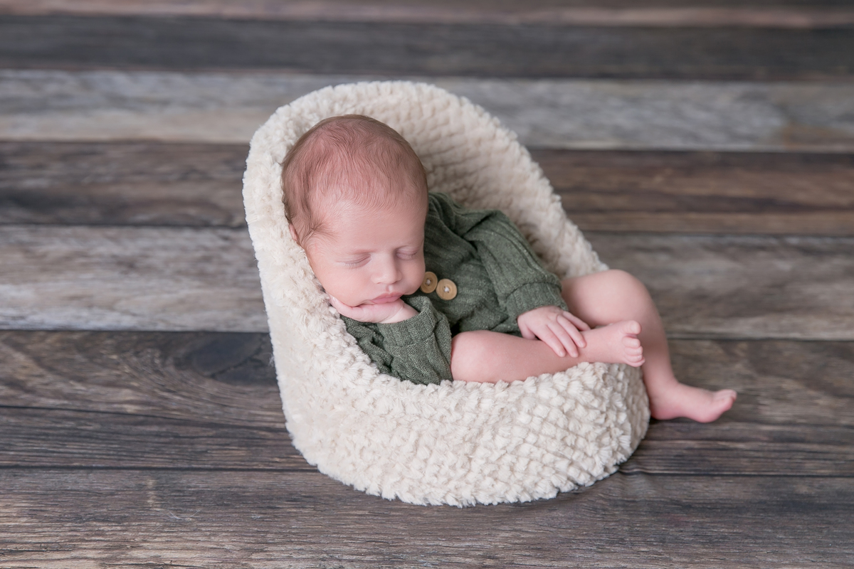 Newborn de gêmeos , gêmeos idênticos, Newborn com segurança,  , newborn em santos, fotografas de santos, newborn na baixada santista, especialistas em newborn , ensaio no estúdio, bebe na poltroninha bebe com a mão no queixo ,