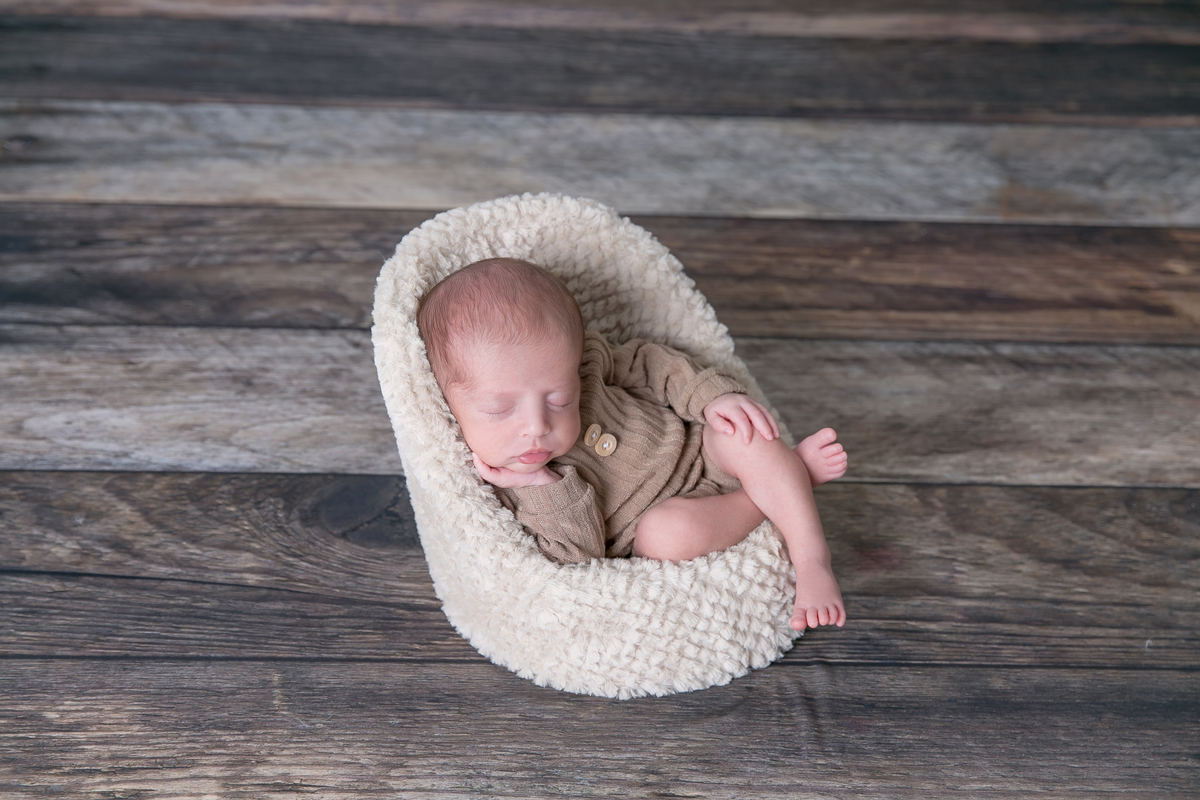 Newborn de gêmeos , gêmeos idênticos, Newborn com segurança,  , newborn em santos, fotografas de santos, newborn na baixada santista, especialistas em newborn , ensaio no estúdio, bebe na poltroninha bebe com a mão no queixo ,