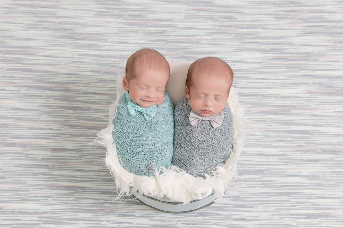 Newborn de gêmeos , gêmeos idênticos, Newborn com segurança, gemeos enrolados no warp , bebe de gravata , newborn em santos, fotografas de santos, newborn na baixada santista, especialistas em newborn , ensaio no estúdio, 