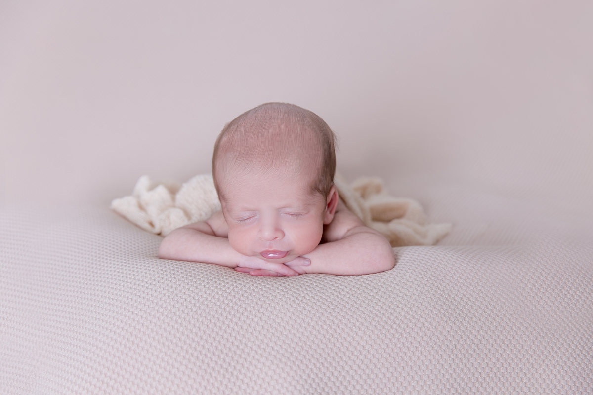 Newborn de gêmeos , gêmeos idênticos, Newborn com segurança,  , newborn em santos, fotografas de santos, newborn na baixada santista, especialistas em newborn , ensaio no estúdio, bebe na pose de bracinho , fusão de imagem , manda lisinha