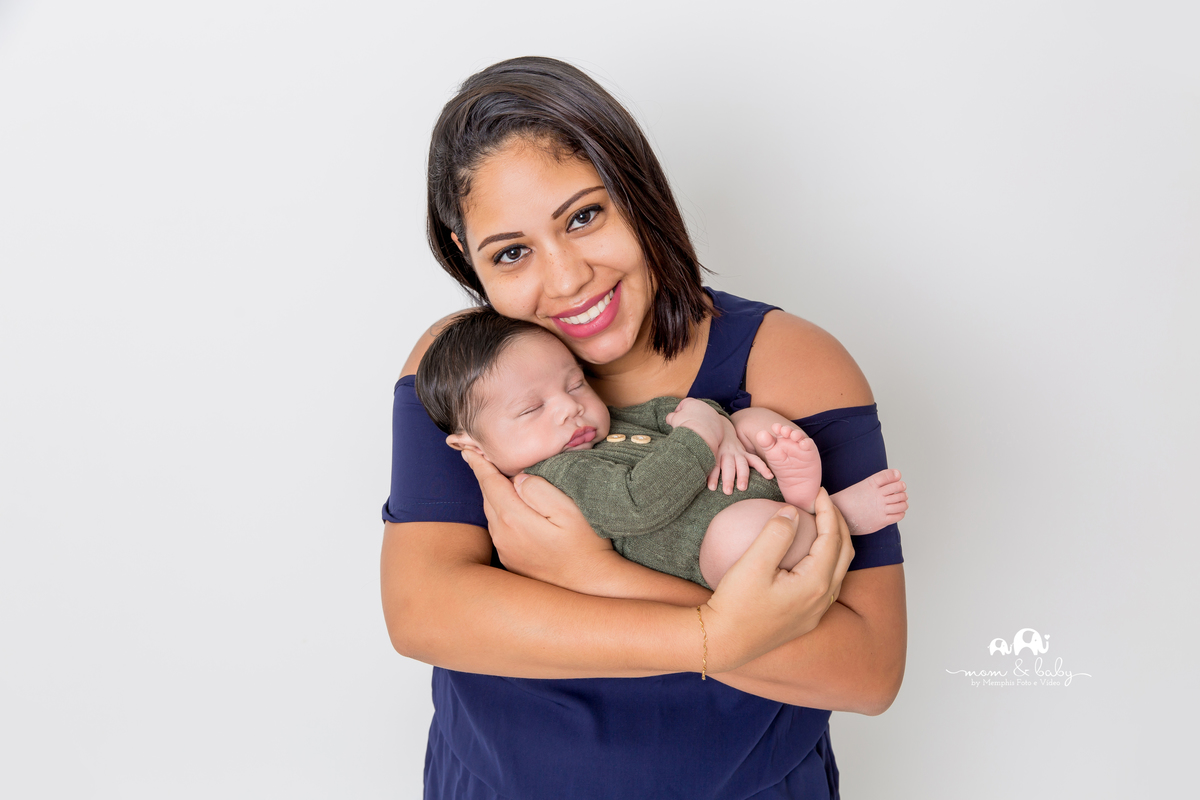bebe de burço, pose do queixinho, bebe de toquinha, ensaio newborn , ensaio newborn em santos, newborn na baixada, bebes de santos, newborn com segurança, fotografas de santos, foto com mãe . foto de familia 
