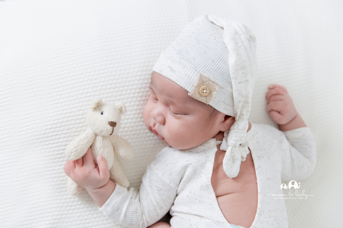 bebe de burço, pose do queixinho, bebe de toquinha, ensaio newborn , ensaio newborn em santos, newborn na baixada, bebes de santos, newborn com segurança, fotografas de santos, bebe segurando ursinho 