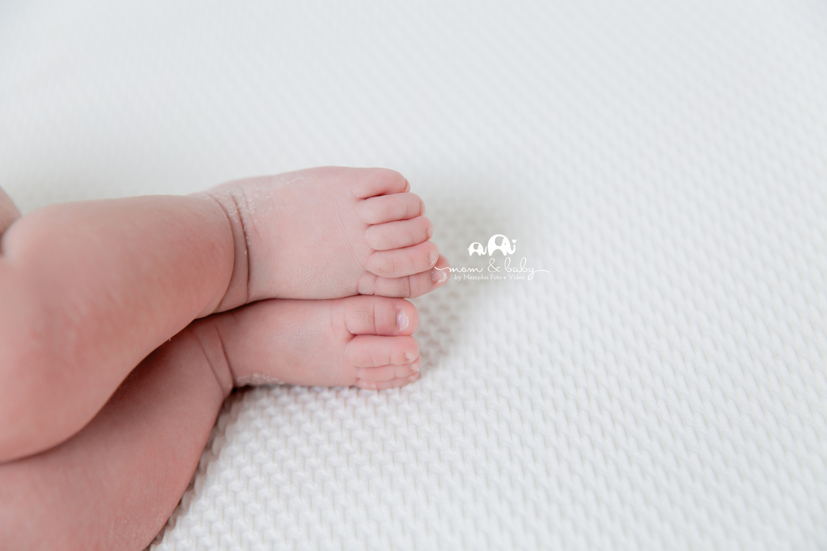 bebe de burço, pose do queixinho, bebe de toquinha, ensaio newborn , ensaio newborn em santos, newborn na baixada, bebes de santos, newborn com segurança, fotografas de santos, , foto detalhe, pesinho do bebe