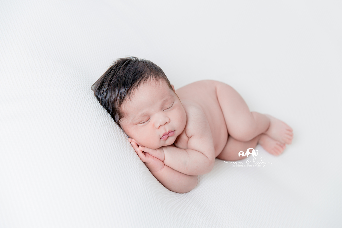 bebe de lado, bebe peladinho, ensaio newborn , ensaio newborn em santos, newborn na baixada, bebes de santos, newborn com segurança, fotografas de santos, 