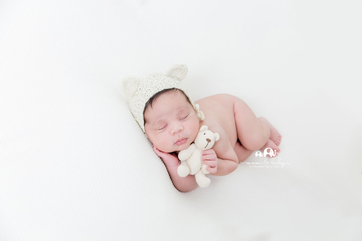 bebe de lado, bebe peladinho, ensaio newborn , ensaio newborn em santos, newborn na baixada, bebes de santos, newborn com segurança, fotografas de santos, bebe com ursinho na mão
