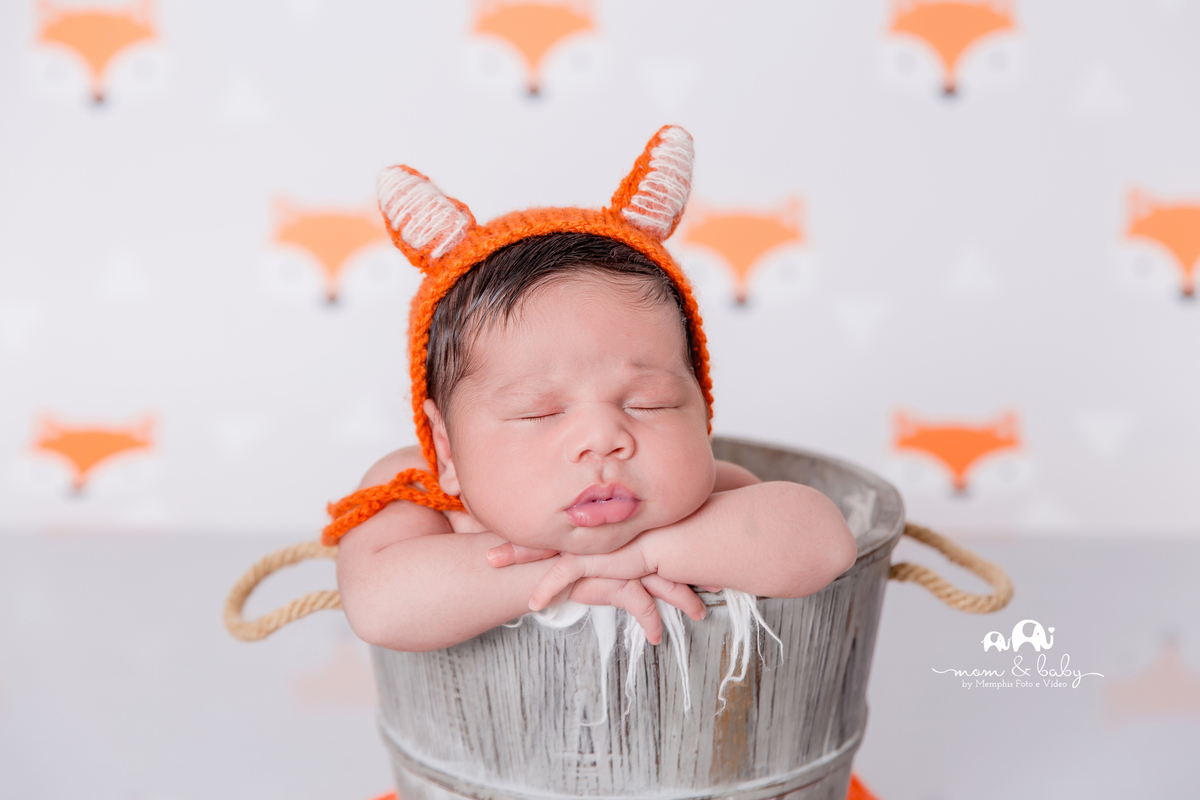 bebe de lado, bebe peladinho, ensaio newborn , ensaio newborn em santos, newborn na baixada, bebes de santos, newborn com segurança, fotografas de santos, bebe de raposa , 