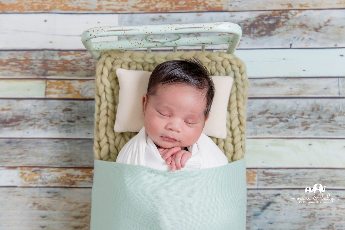 bebe de burço, pose do queixinho, bebe de toquinha, ensaio newborn , ensaio newborn em santos, newborn na baixada, bebes de santos, newborn com segurança, fotografas de santos, bebe na caminha 