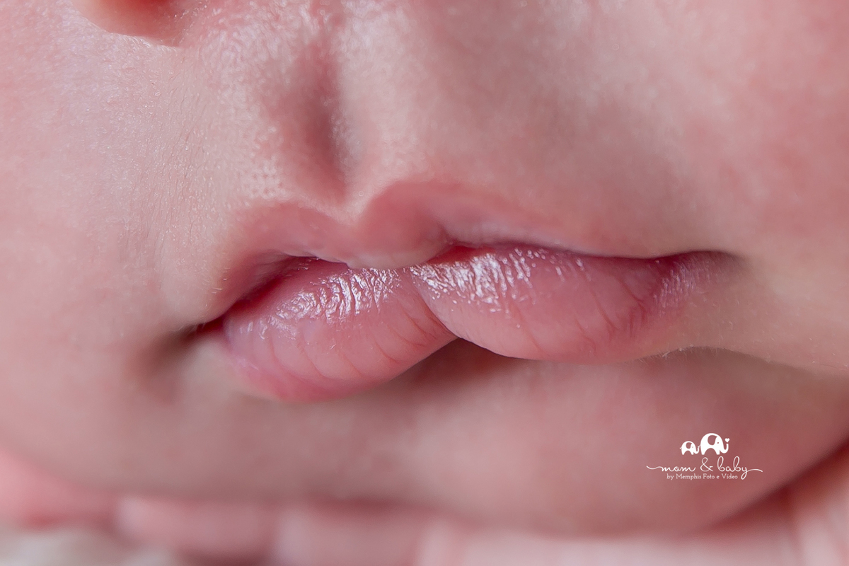 bebe de burço, pose do queixinho, bebe de toquinha, ensaio newborn , ensaio newborn em santos, newborn na baixada, bebes de santos, newborn com segurança, fotografas de santos, foto de  detalhe , boquinha do bebe 