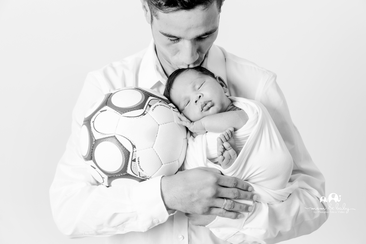 bebe de burço, pose do queixinho, bebe de toquinha, ensaio newborn , ensaio newborn em santos, newborn na baixada, bebes de santos, newborn com segurança, fotografas de santos, bebe com bola de futebol, bebe no colo do pai 