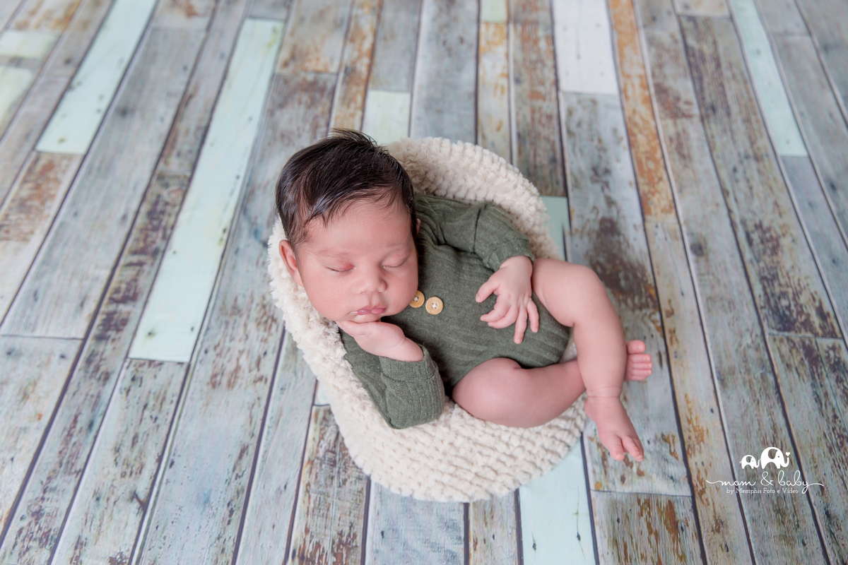 bebe de burço, pose do queixinho, bebe de toquinha, ensaio newborn , ensaio newborn em santos, newborn na baixada, bebes de santos, newborn com segurança, fotografas de santos, poltroninha, cadeirinha posicionadora