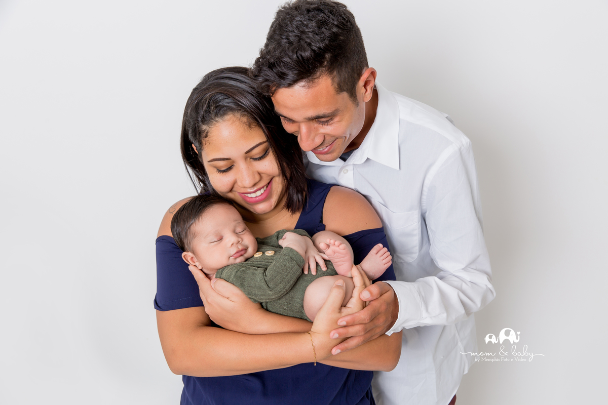 bebe de burço, pose do queixinho, bebe de toquinha, ensaio newborn , ensaio newborn em santos, newborn na baixada, bebes de santos, newborn com segurança, fotografas de santos, poltroninha, cadeirinha posicionadora. colo dos pais