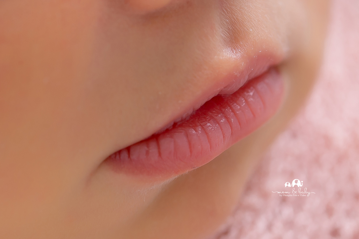 sessão newborn, ensaio newborn, newborn em santos, fotografas de santos, jo farah, leticia farah, newborn com seguranca, bebes de santoos , estudio em santos, melhores fotografas de santos .detalhe, boquinha do bebe  posicionamento seguro,luz ideal ,