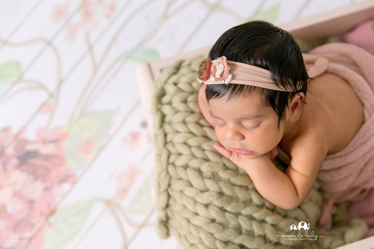 sessão newborn, ensaio newborn, newborn em santos, fotografas de santos, jo farah, leticia farah, newborn com seguranca, bebes de santoos , estudio em santos, melhores fotografas de santos .bebe de bruço na caixinha ,posicionamento seguro,luz ideal ,