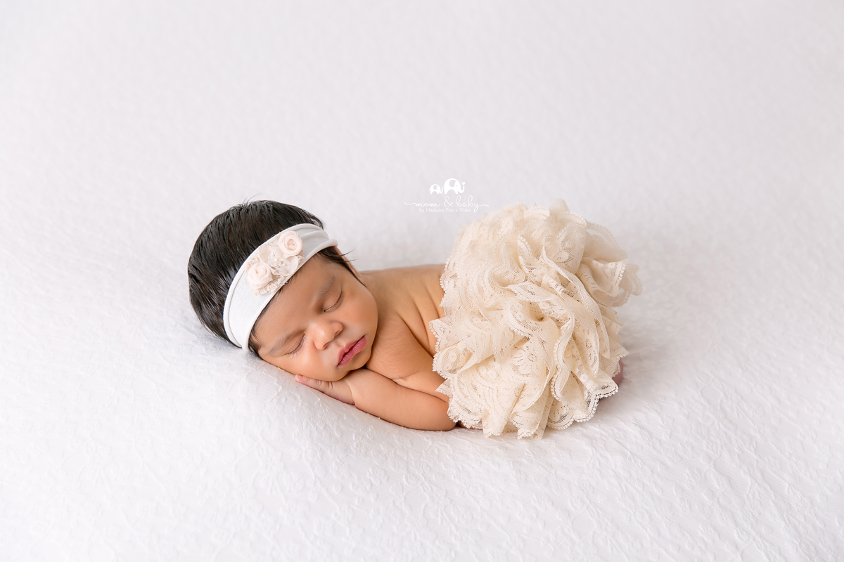 sessão newborn, ensaio newborn, newborn em santos, fotografas de santos, jo farah, leticia farah, newborn com seguranca, bebes de santoos , estudio em santos, melhores fotografas de santos .bebe de bruço, posicionamento seguro , luz ideal ,bebe de sainha