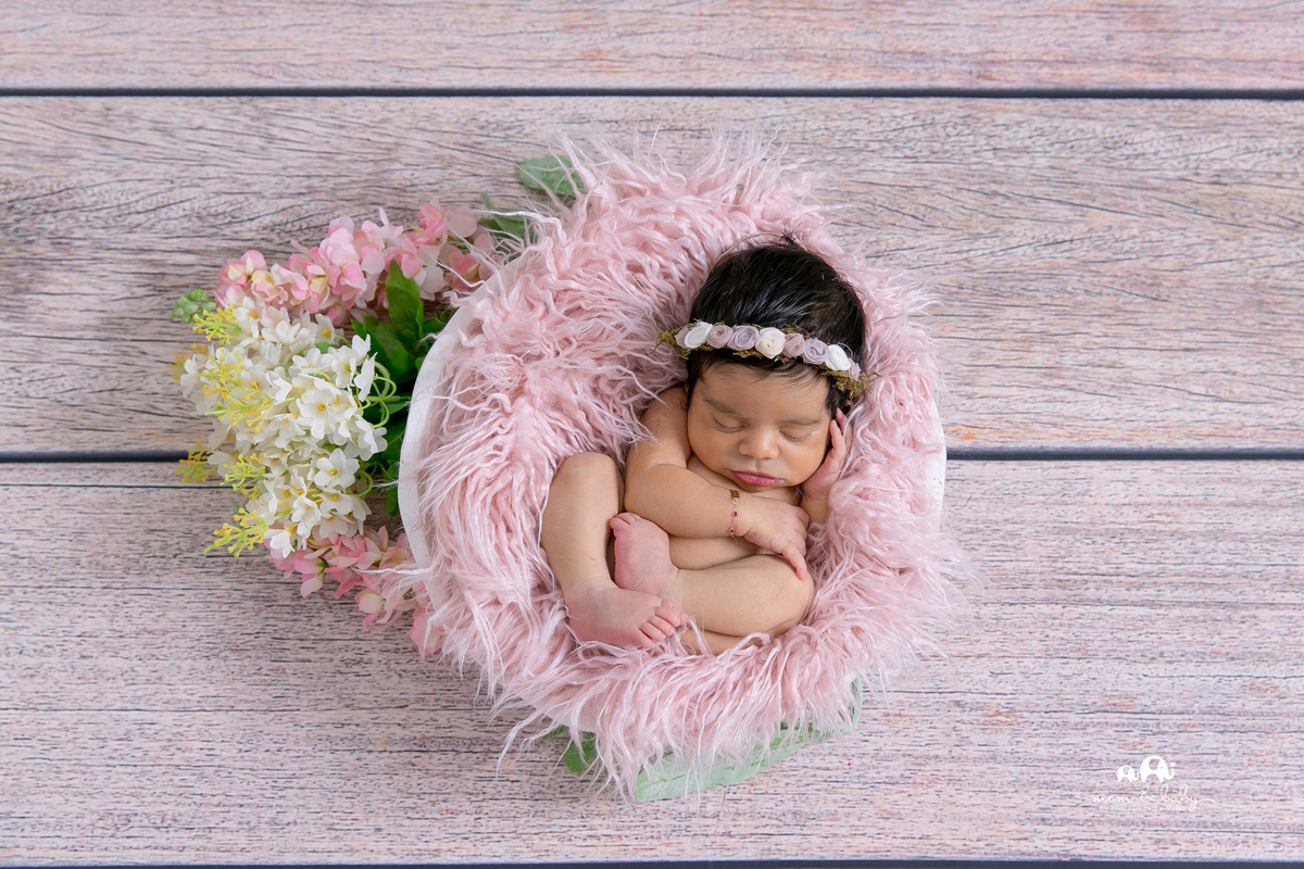 sessão newborn, ensaio newborn, newborn em santos, fotografas de santos, jo farah, leticia farah, newborn com seguranca, bebes de santoos , estudio em santos, melhores fotografas de santos .bebe de barriga pra cima gamela posicionamento seguro,luz ideal ,