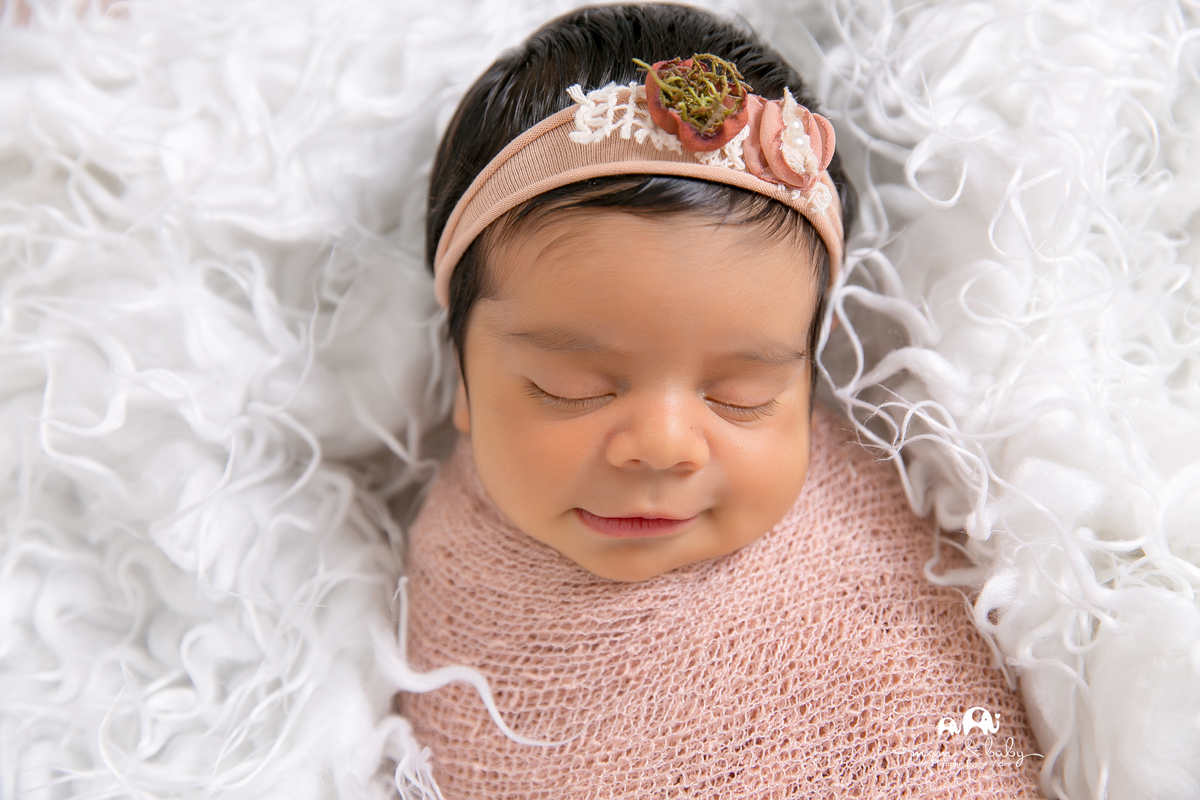 sessão newborn, ensaio newborn, newborn em santos, fotografas de santos, jo farah, leticia farah, newborn com seguranca, bebes de santoos , estudio em santos, melhores fotografas de santos .bebe de barriga pra cima gamela posicionamento seguro,luz ideal ,