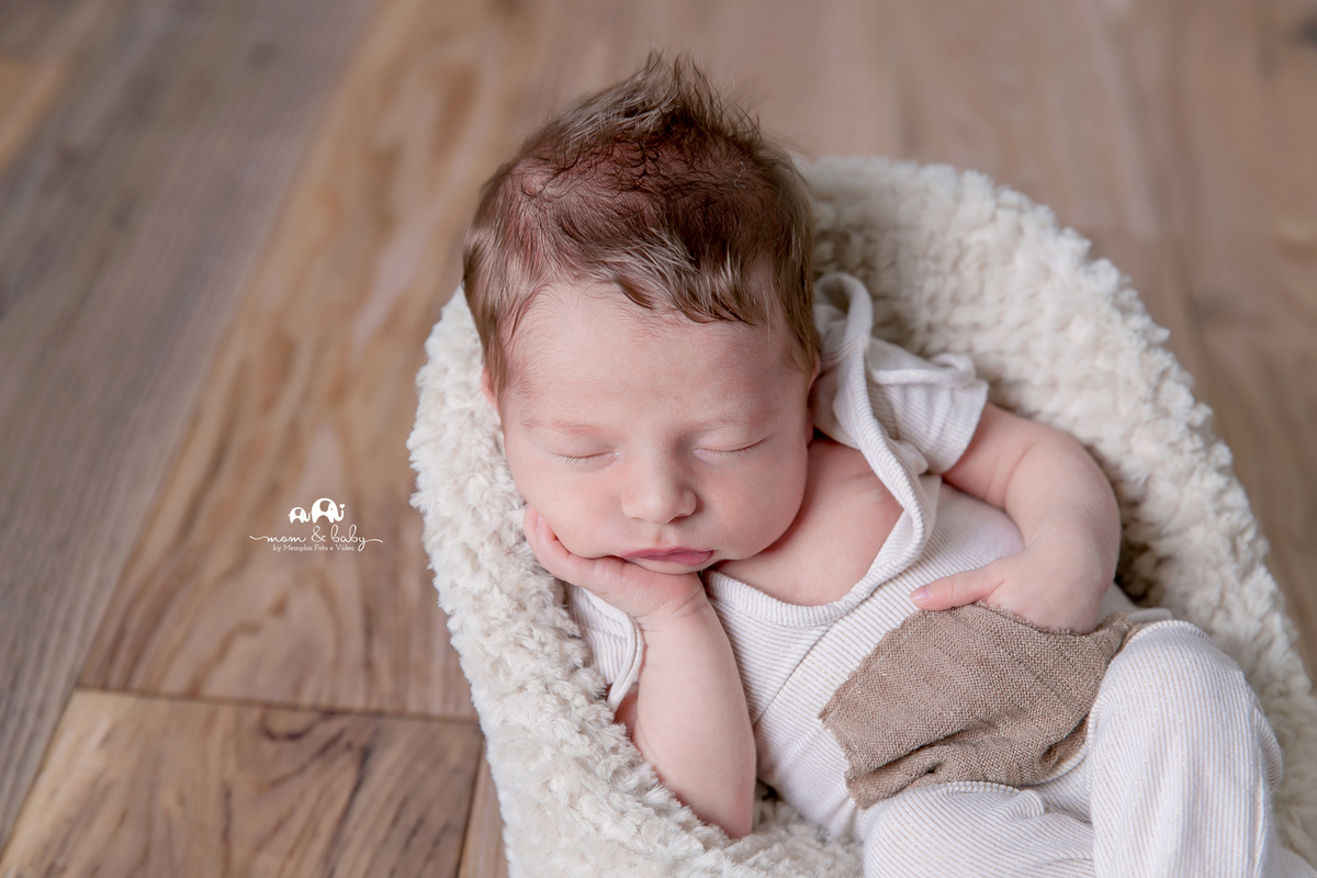 newborn em santos, newborn na baixada, fotografas em santos, fotografas de newborn, foto de recém-nascido jo farah leticia farah mom and baby mom & baby . bebe na poltroninha e mão no queixo ,bebe cabeludo piso de madeira profundidade de compo