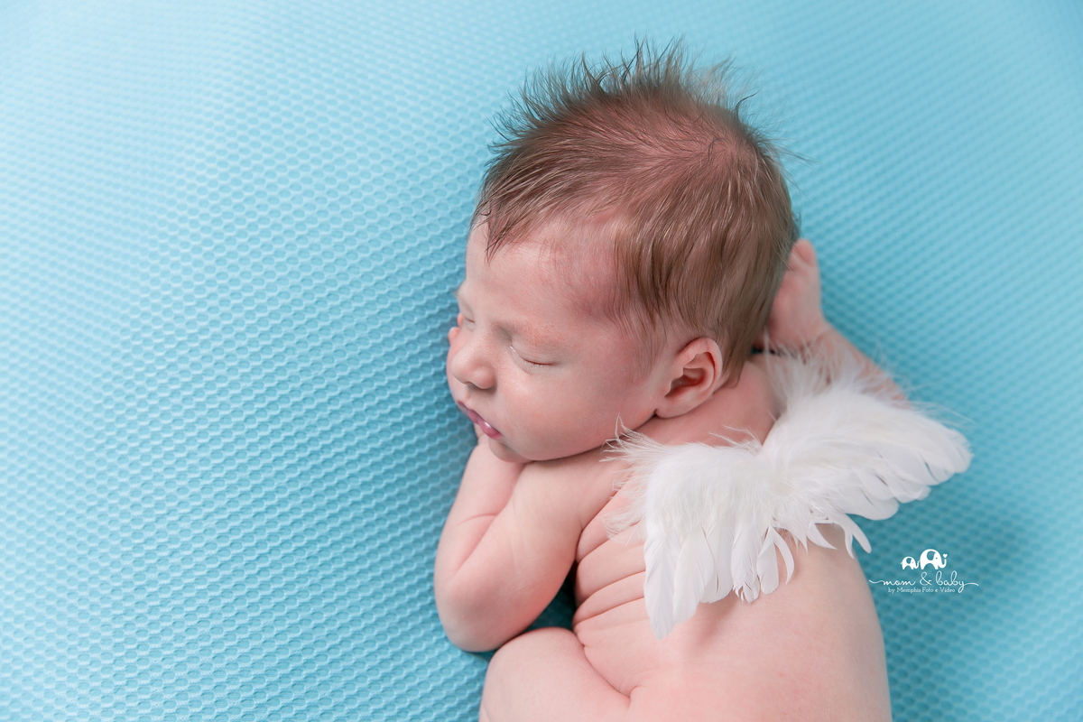 newborn em santos, newborn na baixada, fotografas em santos, fotografas de newborn, foto de recém-nascido jo farah leticia farah mom and baby mom & baby . bebe de bruço, pose de bundinha perfeita, manta lisinha bebe menino cabeludo bebe com asinha de anjo
